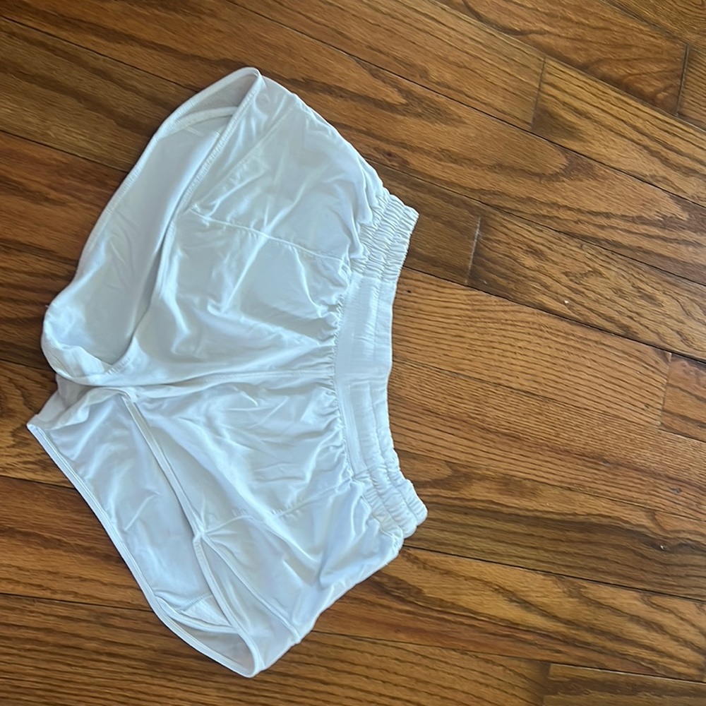 White lululemon hotty hots size 6 without liner